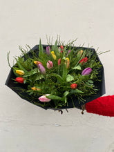 Afbeelding in Gallery-weergave laden, Gemend boeket met enkele tulpen - Bloemenatelier Han Fokkink
