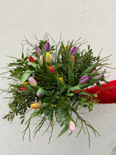 Afbeelding in Gallery-weergave laden, Gemend boeket met enkele tulpen - Bloemenatelier Han Fokkink
