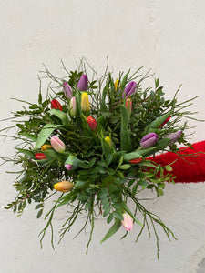Gemend boeket met enkele tulpen - Bloemenatelier Han Fokkink