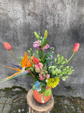 Afbeelding in Gallery-weergave laden, Tulpen vaas opgemaakt (25 cm) - Bloemenatelier Han Fokkink
