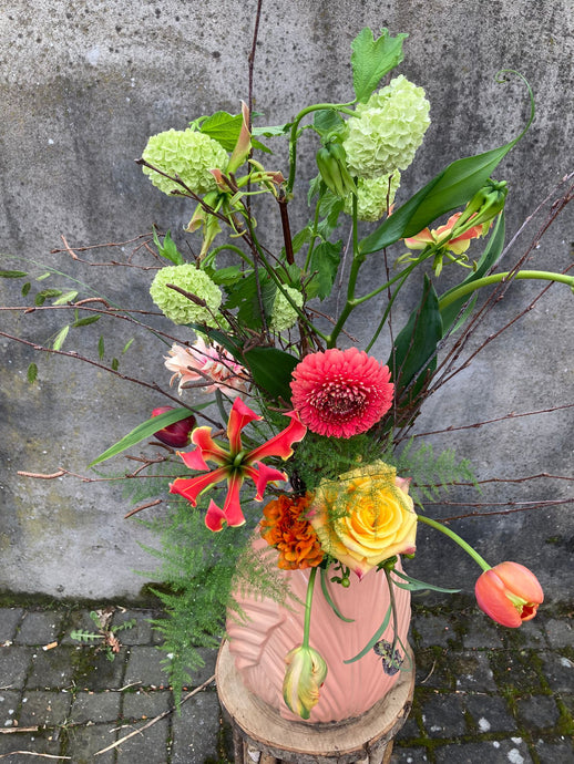 Tulpen vaas opgemaakt (39 cm) - Bloemenatelier Han Fokkink