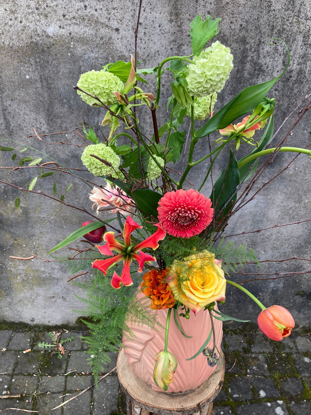 Tulpen vaas opgemaakt (39 cm) - Bloemenatelier Han Fokkink